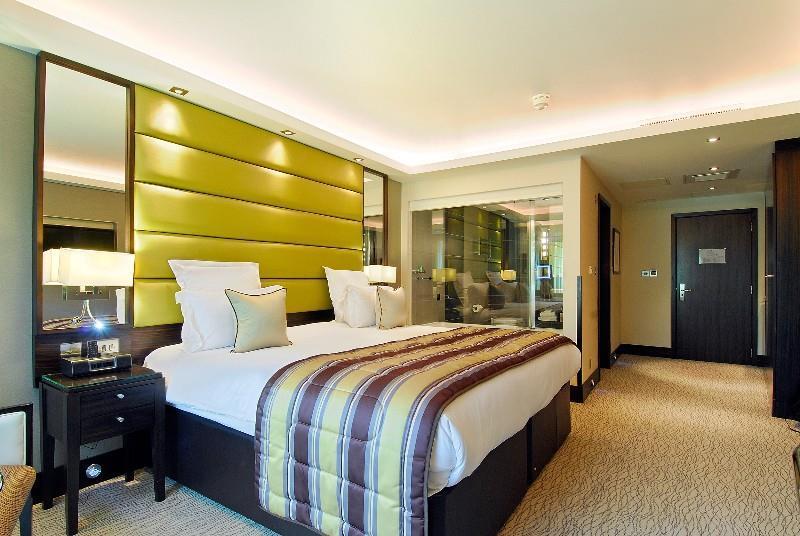 Montcalm Mayfair, Autograph Collection ลอนดอน ห้อง รูปภาพ A bedroom at the InterContinental London The O2