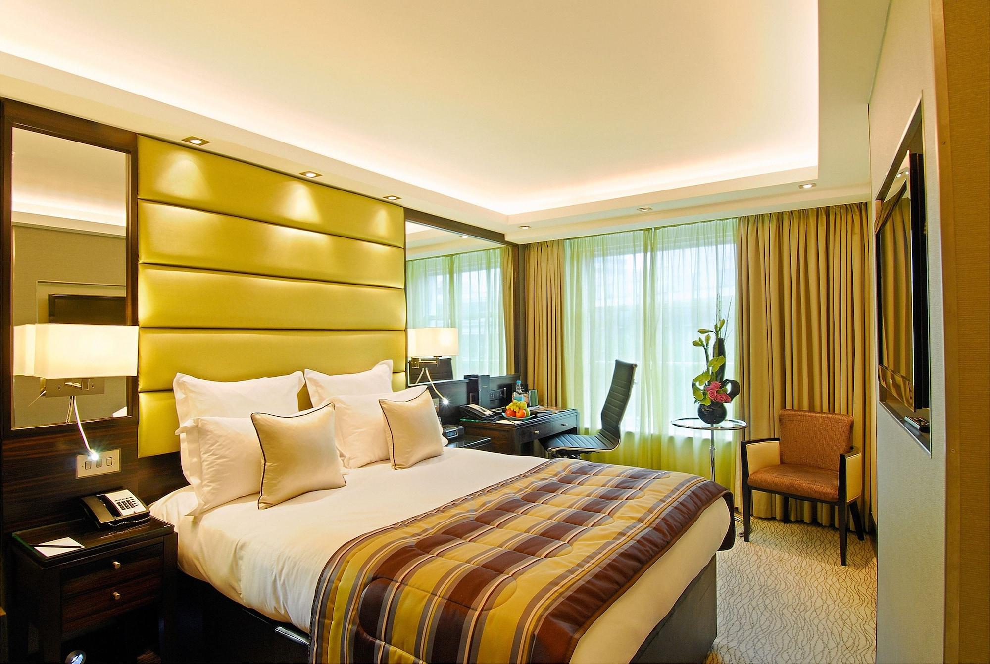 Montcalm Mayfair, Autograph Collection ลอนดอน ภายนอก รูปภาพ A bedroom at the InterContinental London The O2