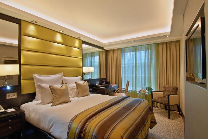 Montcalm Mayfair, Autograph Collection ลอนดอน ภายนอก รูปภาพ A bedroom at the InterContinental London The O2