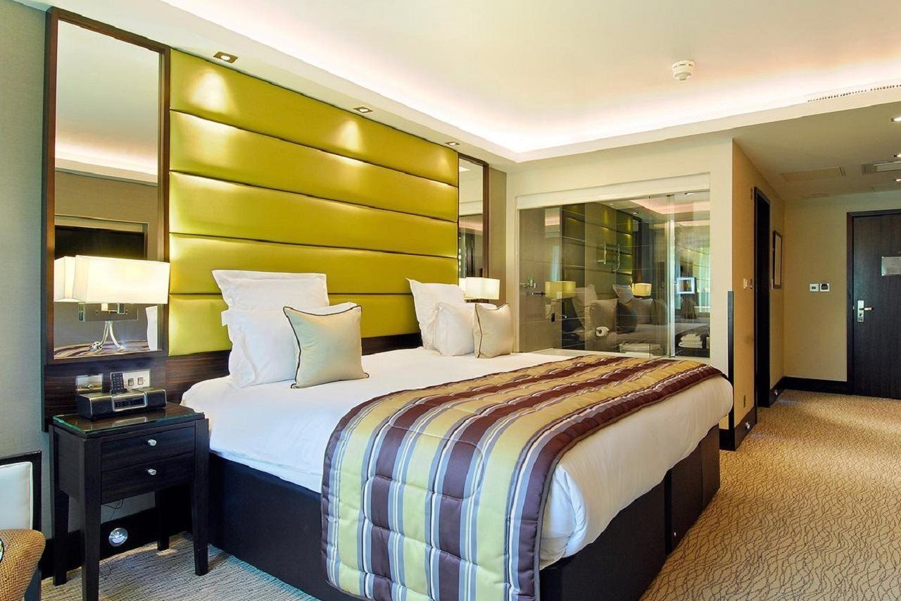 Montcalm Mayfair, Autograph Collection ลอนดอน ภายนอก รูปภาพ A bedroom at the InterContinental London The O2