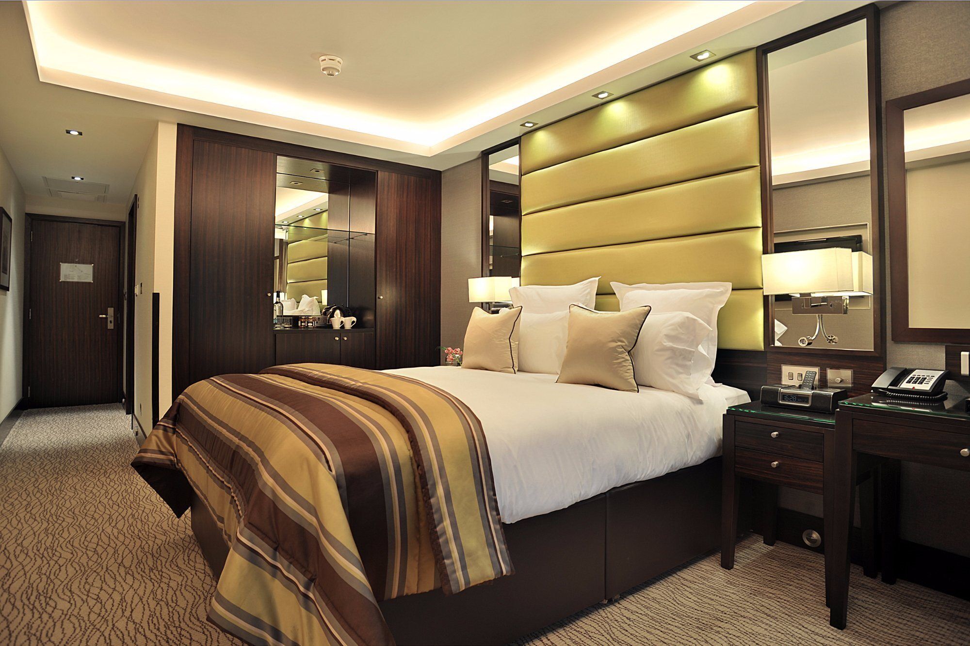 Montcalm Mayfair, Autograph Collection ลอนดอน ภายนอก รูปภาพ A bedroom at the InterContinental London Park Lane